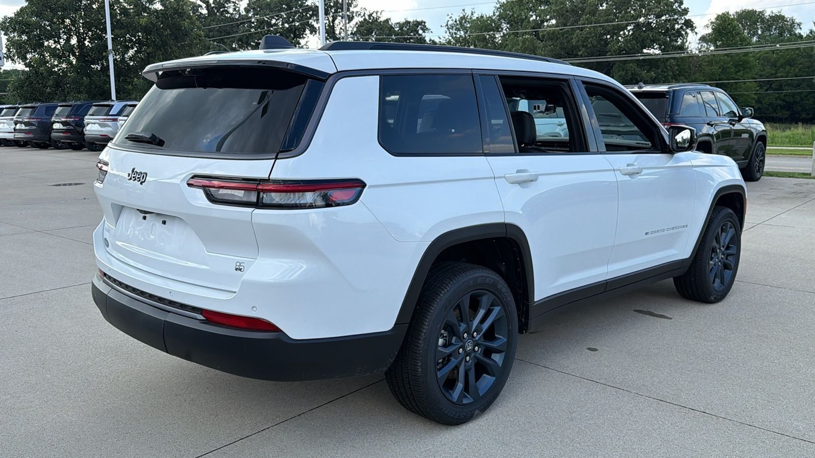 New 2026 Bright White Clear-Coat Exterior Paint Jeep  image 9