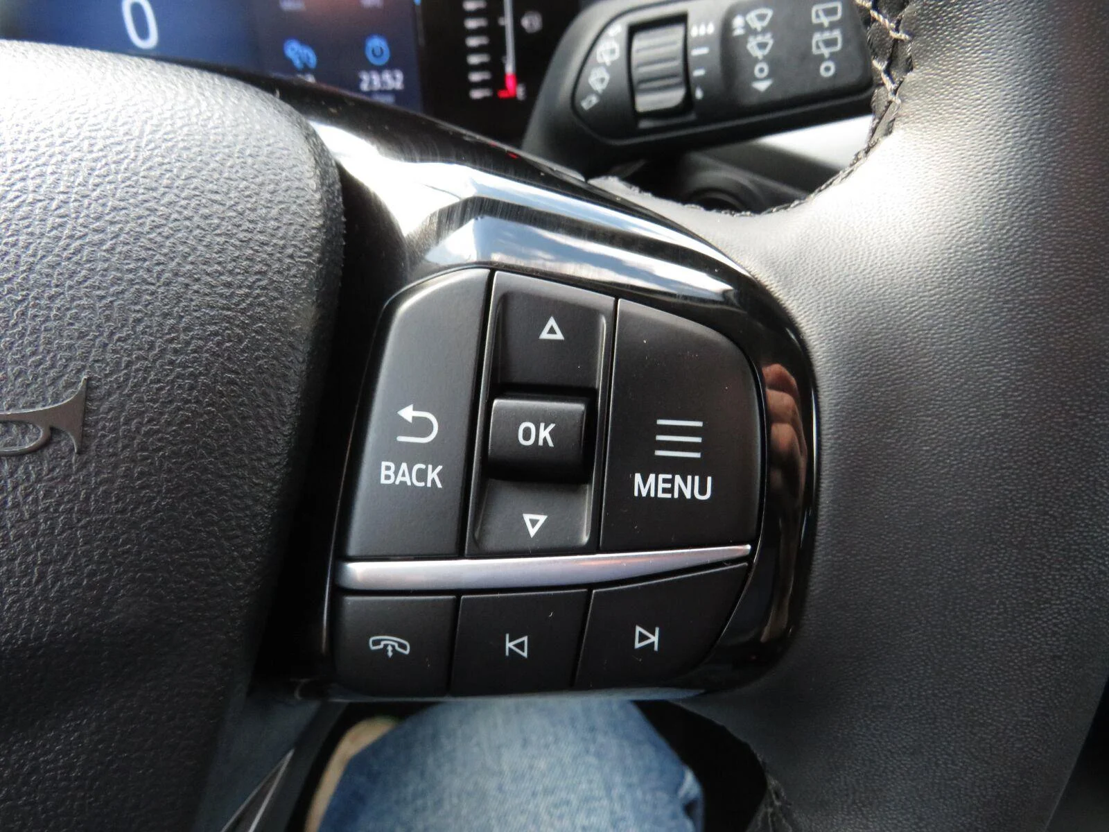 Used 2023 Vapor Blue Metall Ford Active image 33