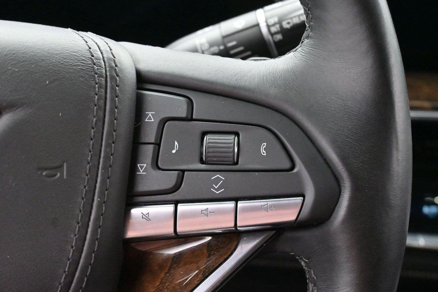 Used 2021 CRYSTAL WHITE TRICOAT Cadillac Sport Platinum image 21