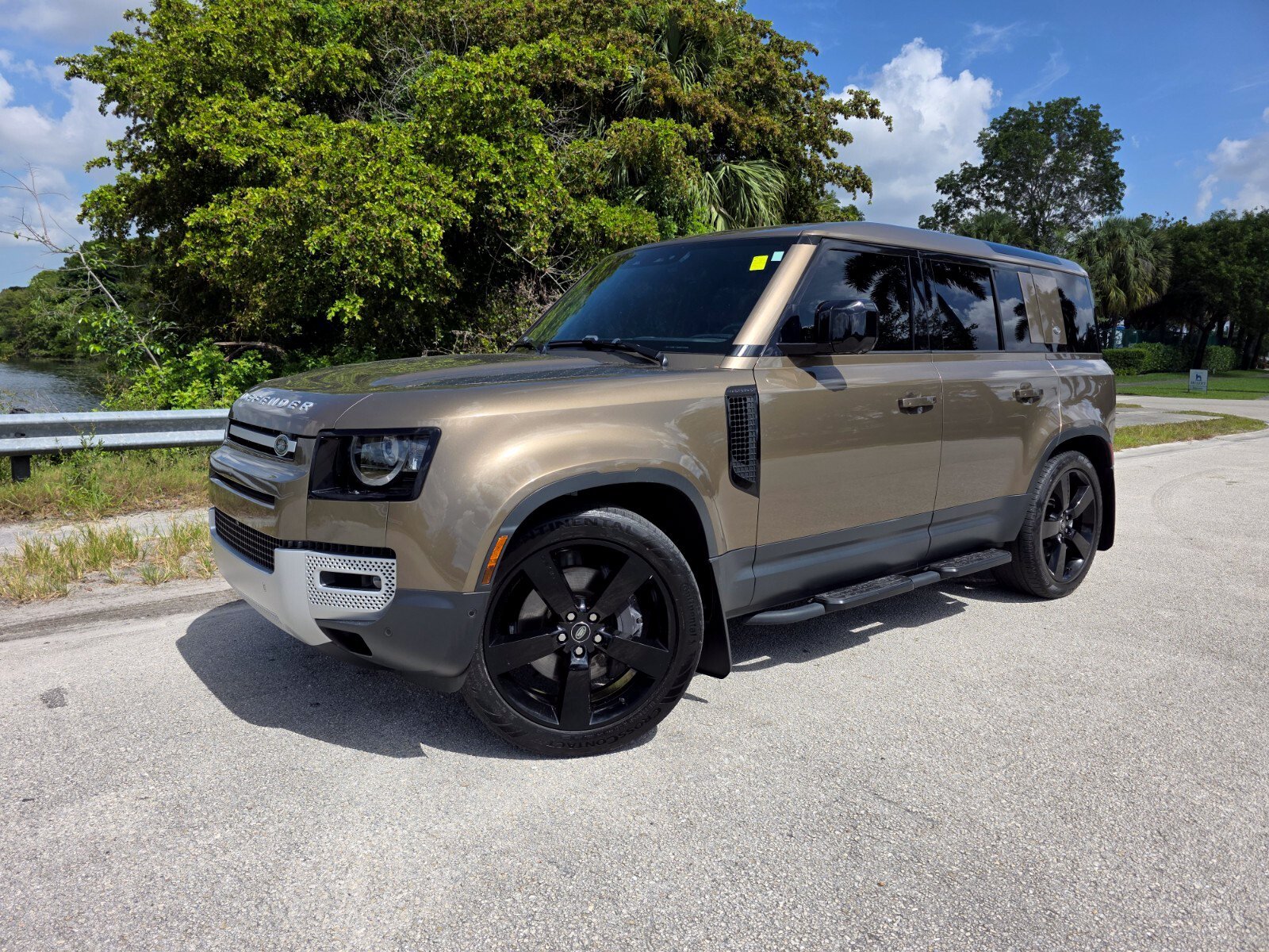 Certified Used 2024 Gondwana Stone Metallic Land Rover SE image 1