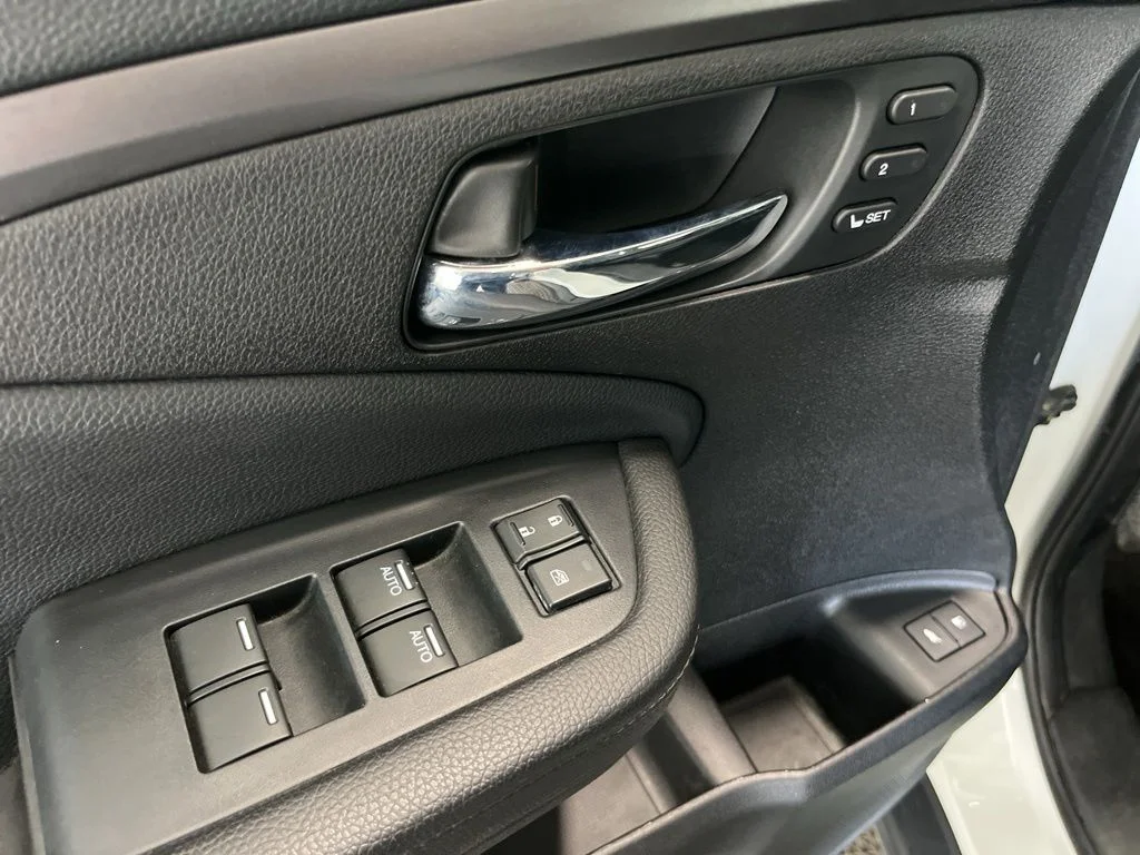 Used 2022 White Honda EX-L image 5