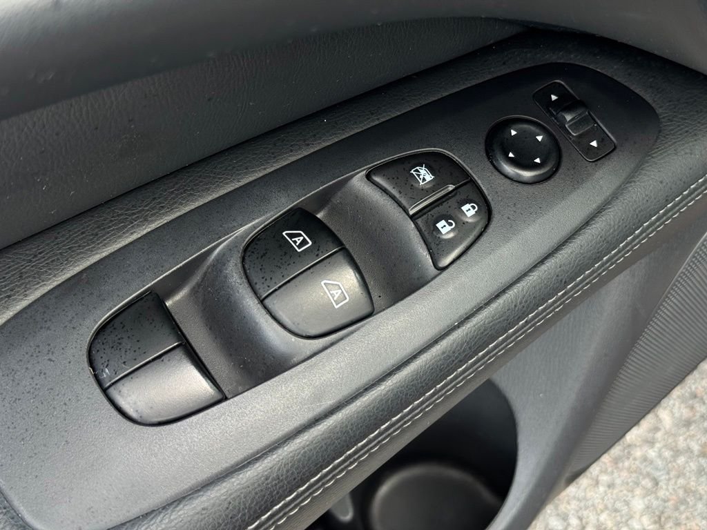 Used 2018 Red Nissan SL image 26