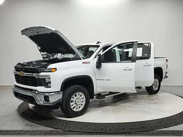 Used 2025 White Chevrolet LT image 11
