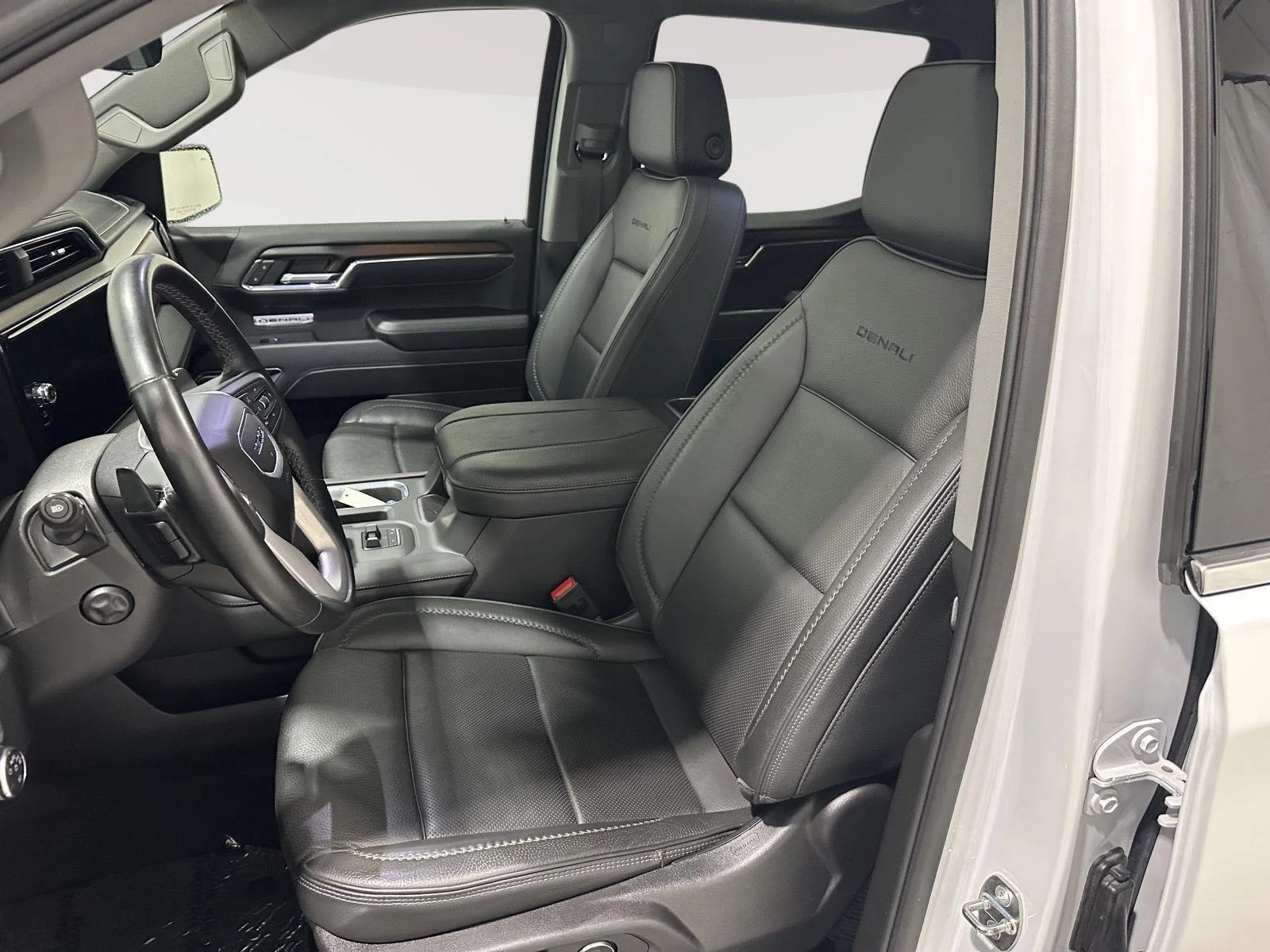 Used 2024 White Frost Tricoat GMC Denali image 19