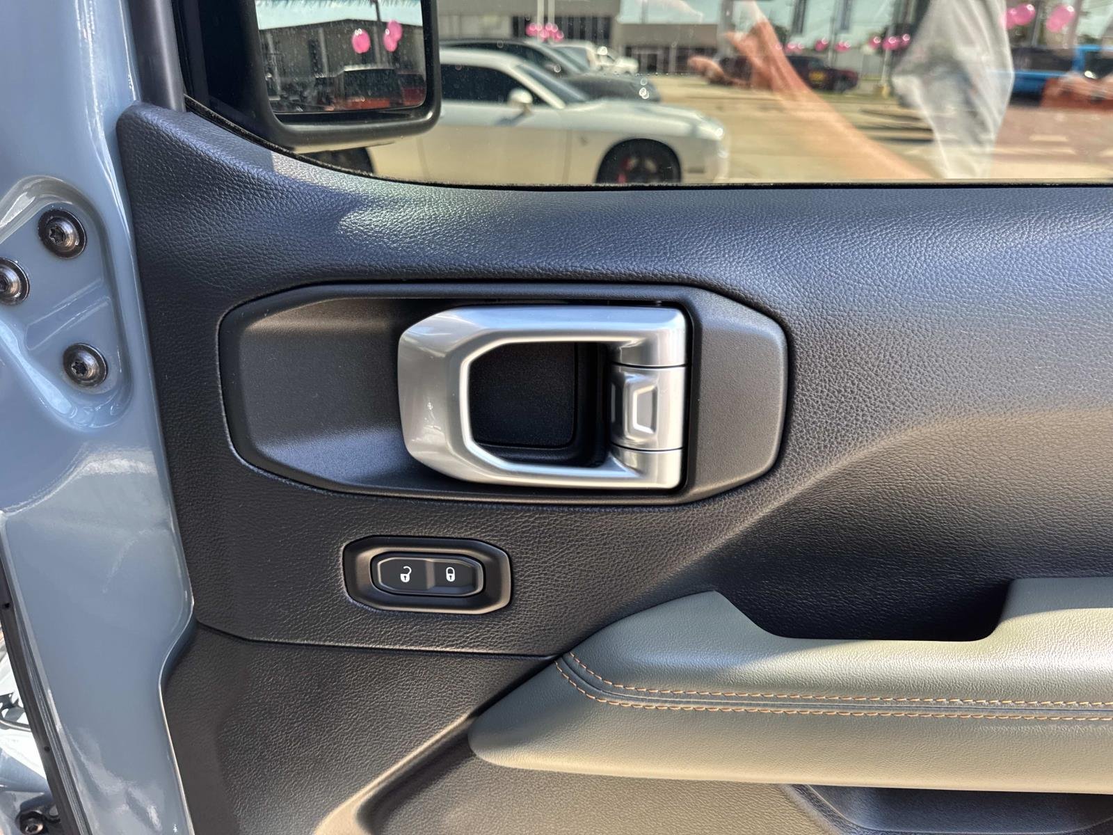 Used 2025 Anvil Clearcoat Jeep Mojave image 14