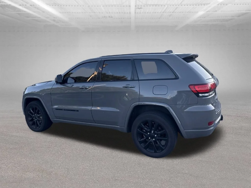 Used 2022 Gray Jeep Laredo X image 4