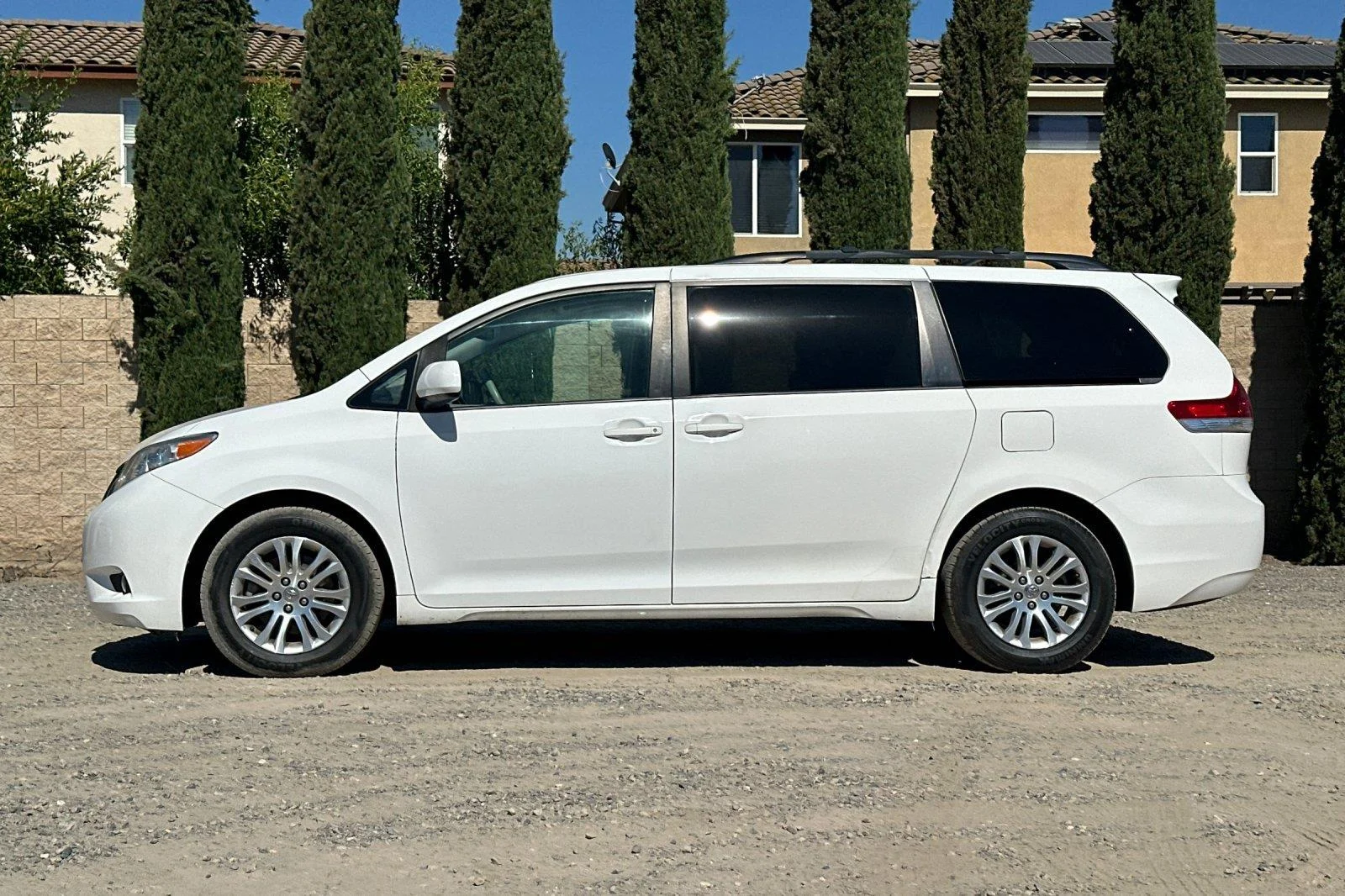Used 2014 Super White Toyota XLE 8-Passenger image 7
