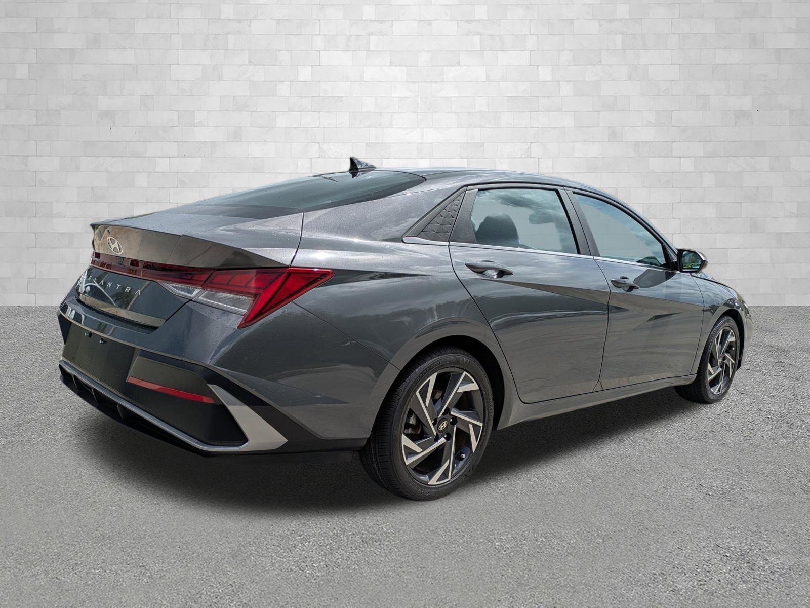 2024 Hyundai Elantra SEL - Photo 2