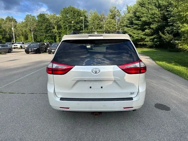 Used 2018 White Toyota XLE image 4