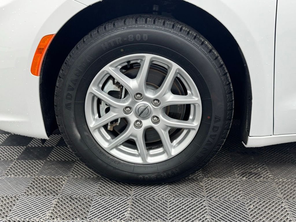 Used 2023 Bright White Clearcoat Chrysler Touring L image 15