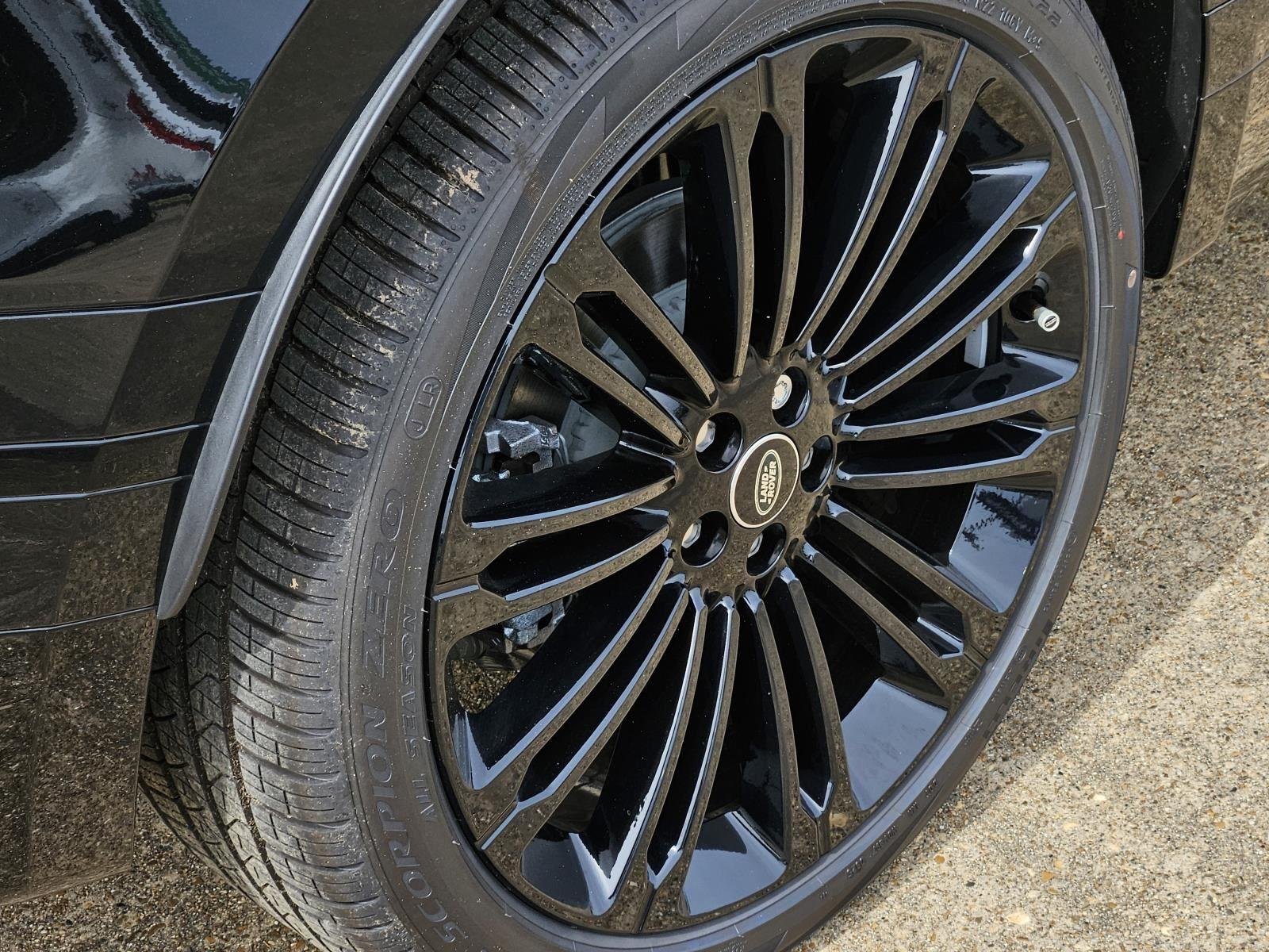 New 2026 Santorini Black Land Rover Dynamic SE image 10