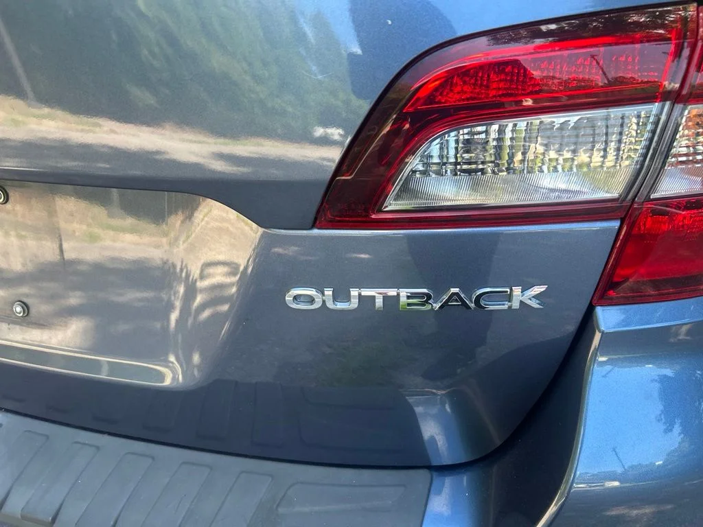 Used 2018 Blue Subaru 2.5i Premium image 10
