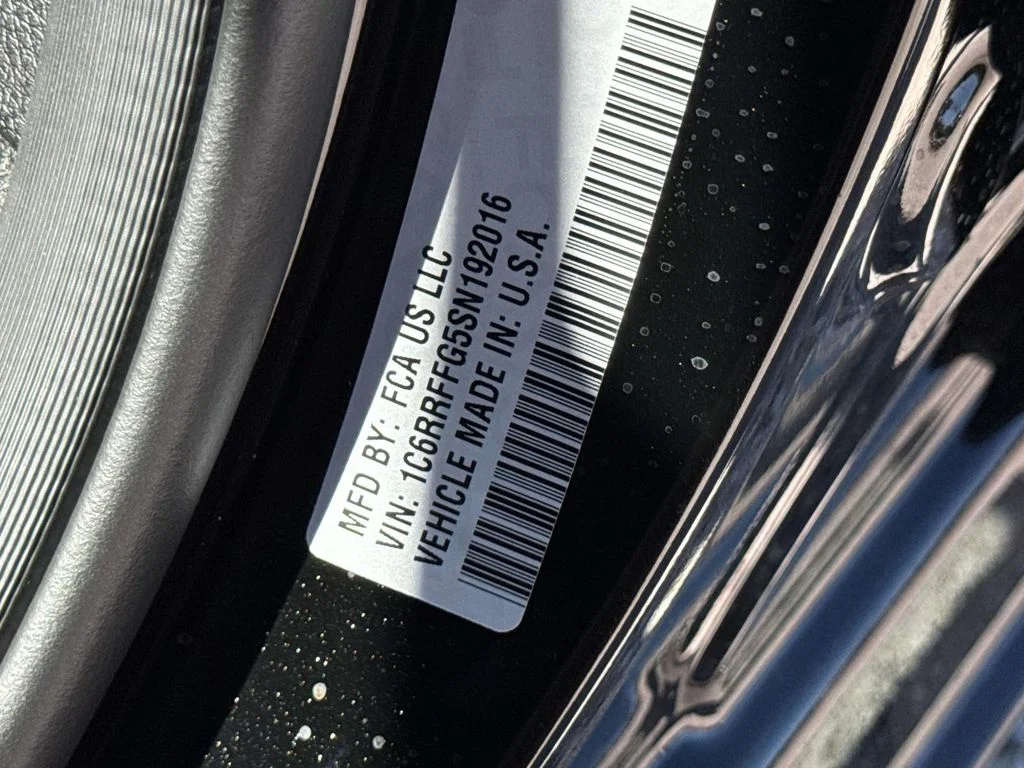 New 2025 Diamond Black Crystal Pearl-Coat Exterior Paint RAM Big Horn/Lone Star image 16
