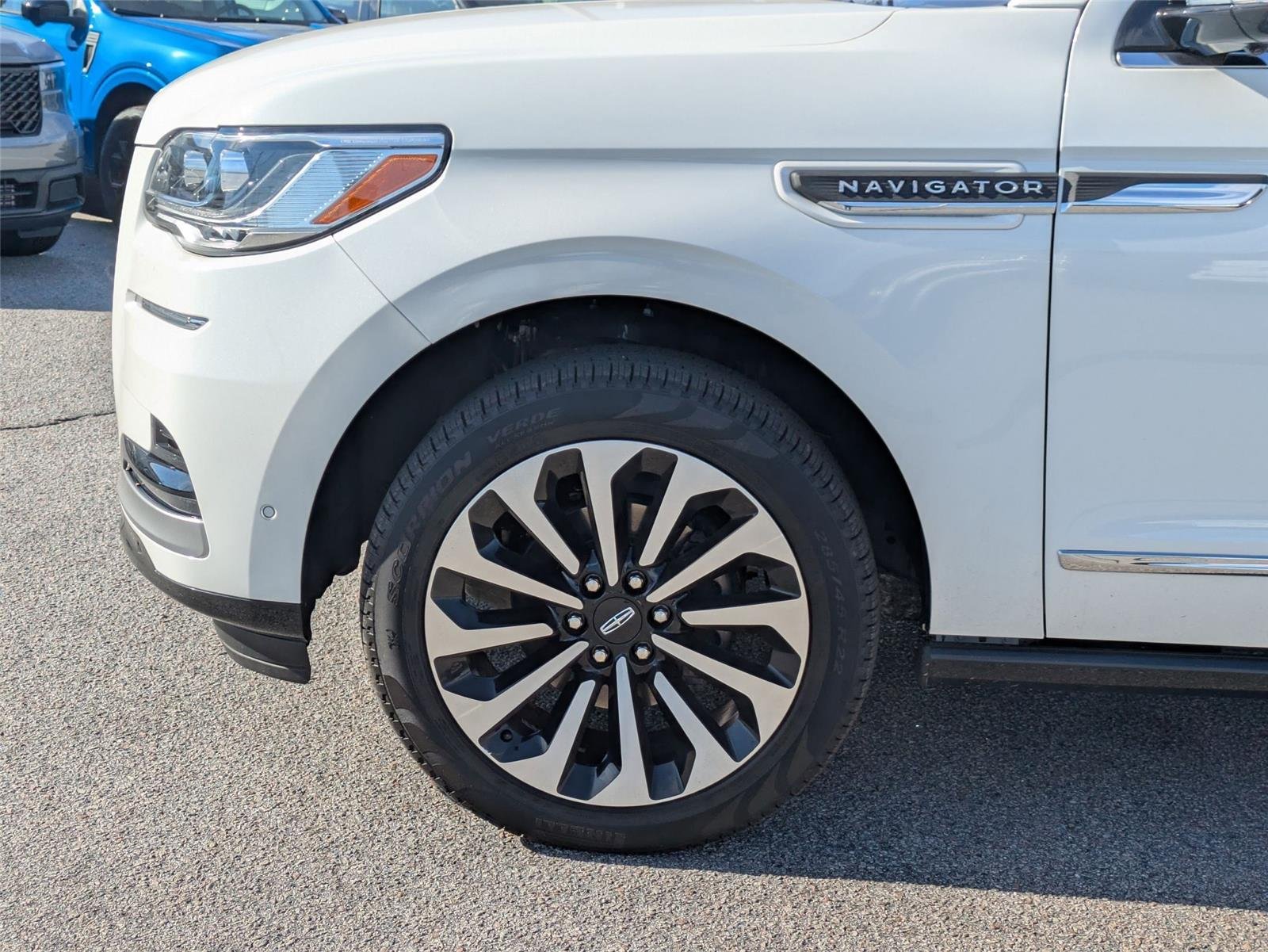 Used 2024 Pristine White Metallic Tri-Coat Lincoln Reserve image 7