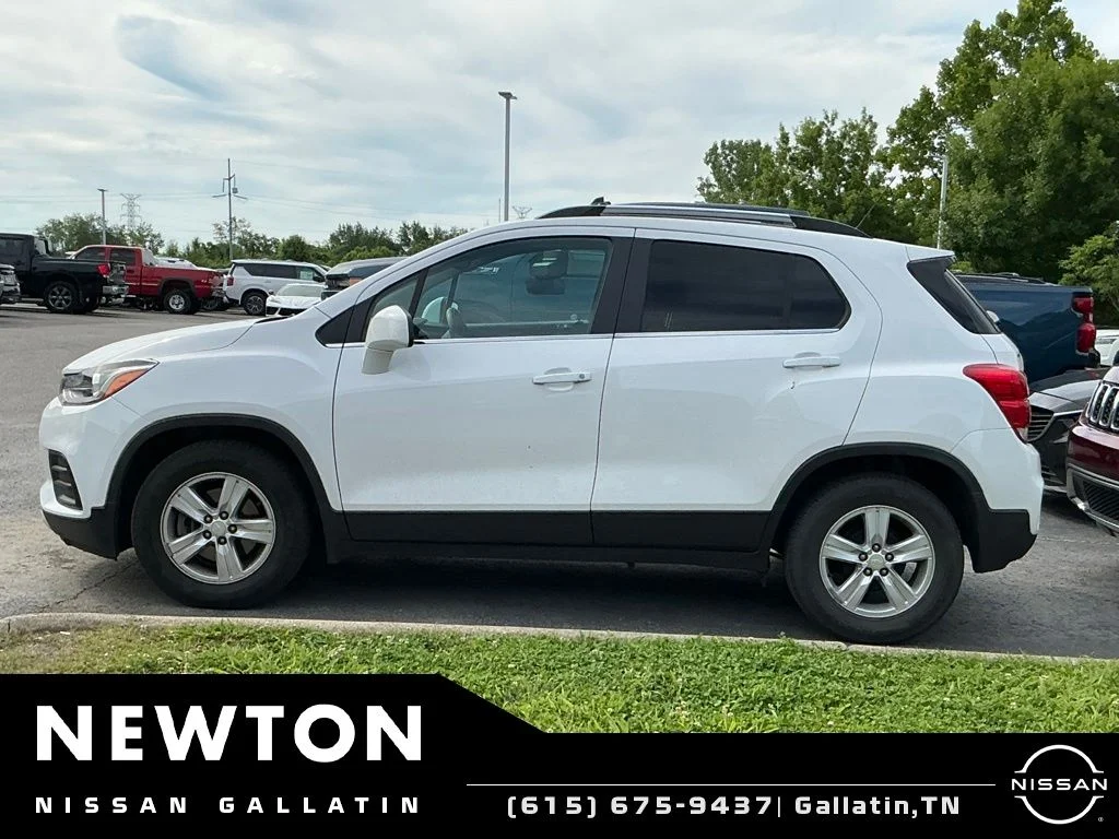Used 2018 Summit White Chevrolet LT image 4