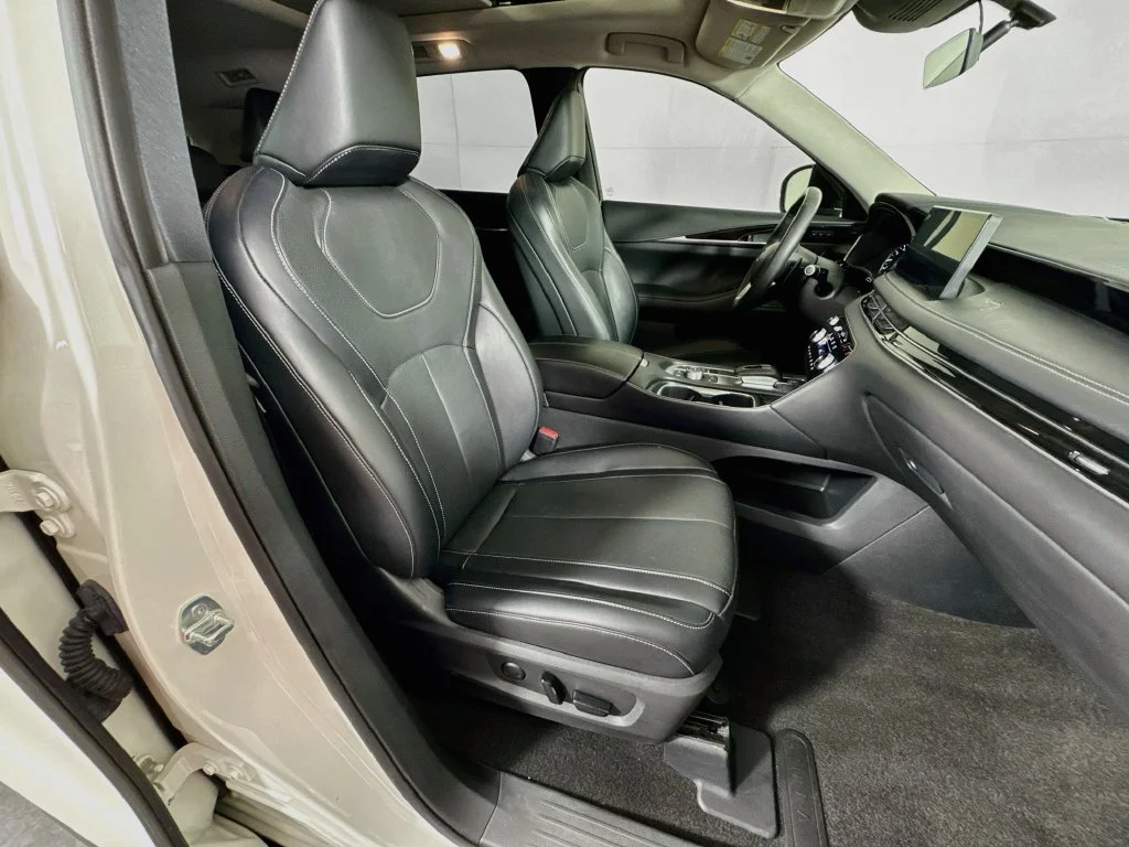 Certified Used 2023 White INFINITI PURE image 40
