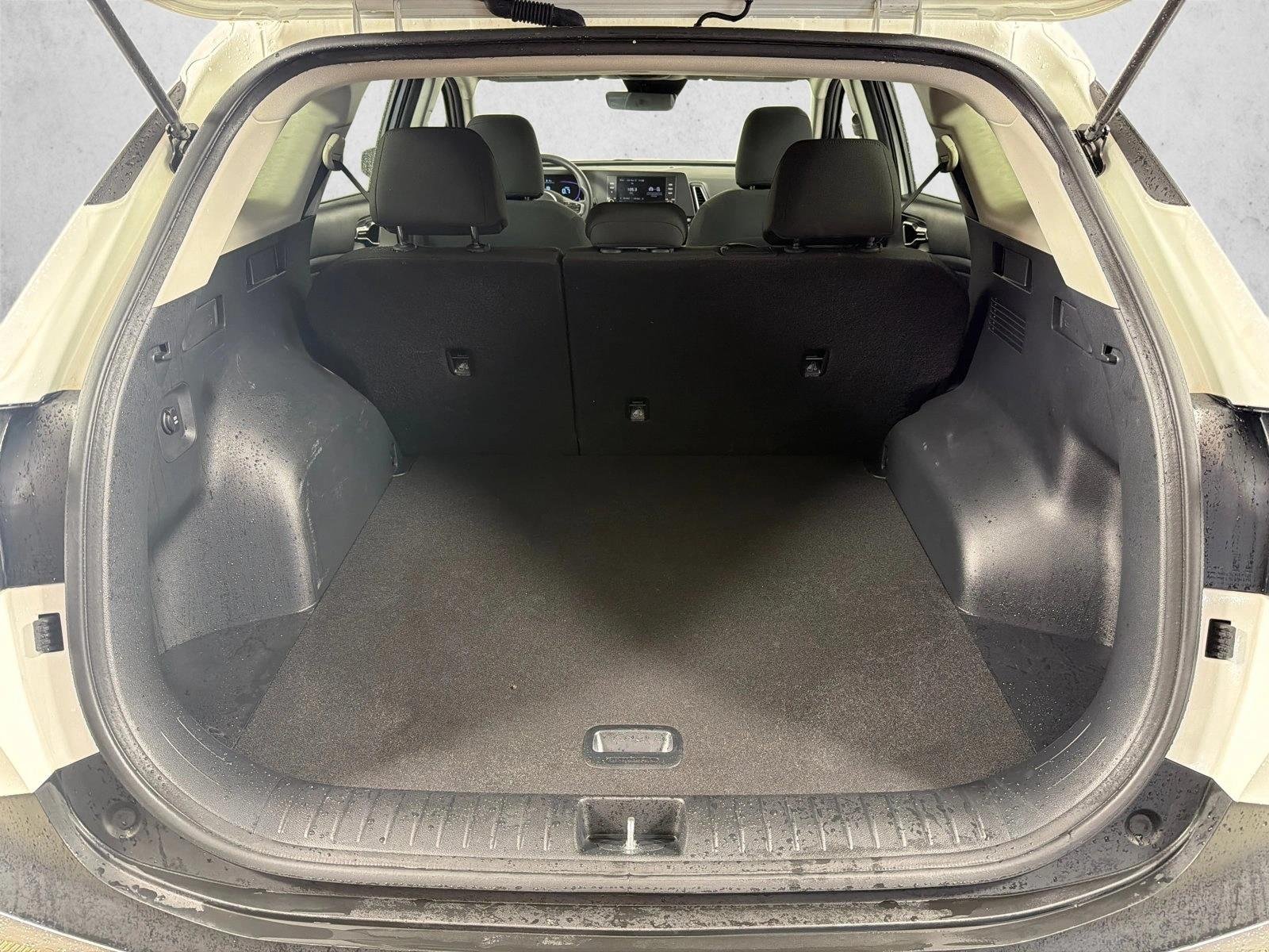 Used 2025 Snow White Pearl Kia LX image 18