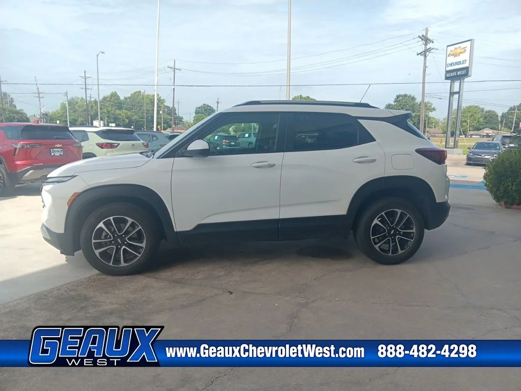 Used 2025 White Chevrolet LT image 5