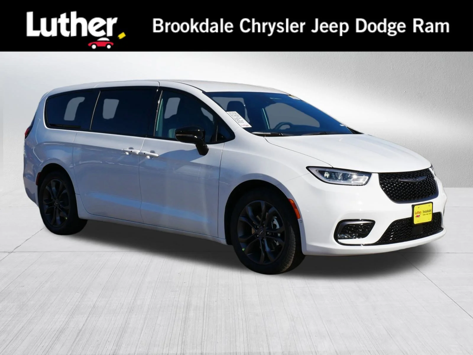2026 Chrysler Pacifica Select's photo