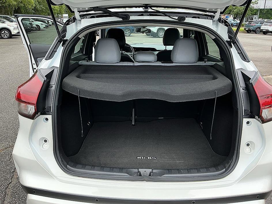Used 2023 Aspen White Tricoat/Super Black Nissan SR image 26