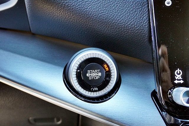 New 2026 Bright White Clear-Coat Exterior Paint Jeep Limited Altitude image 36