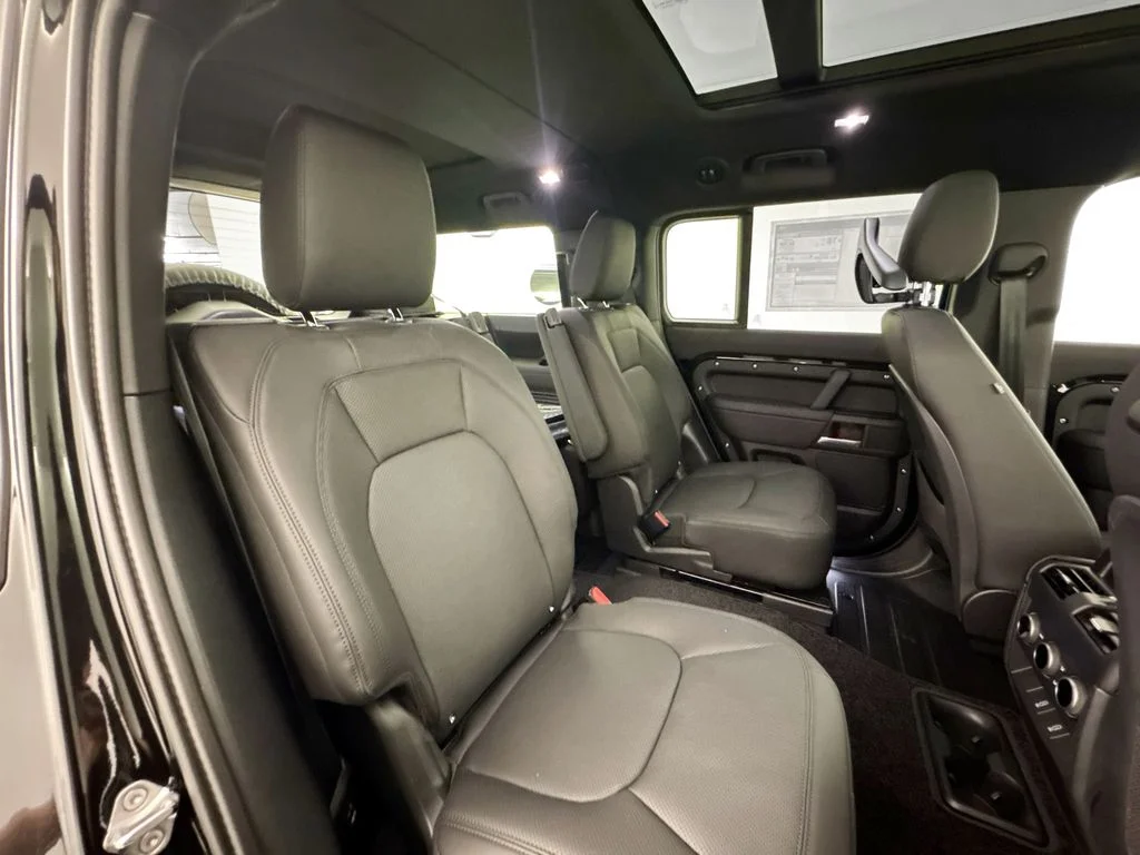 New 2026 Santorini Black Land Rover X-Dynamic SE image 29