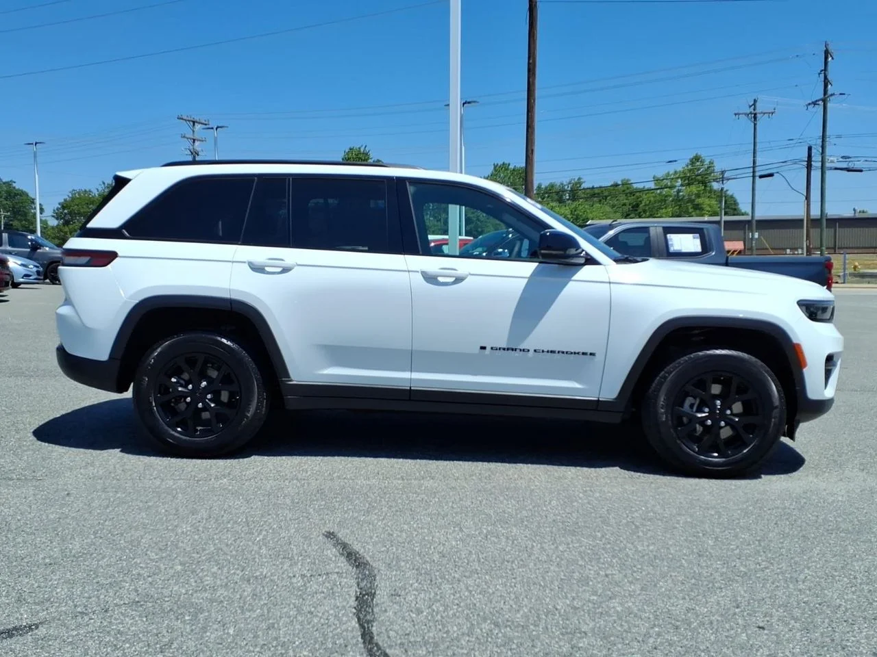 Used 2025 White Jeep Altitude image 31