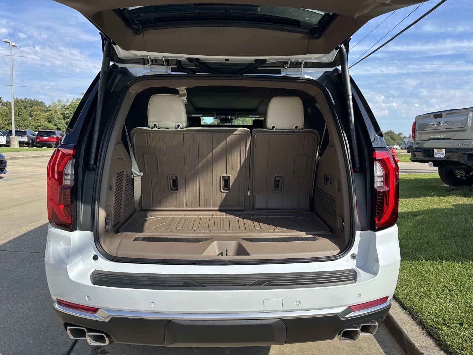 2026 GMC Yukon Denali - Photo 7