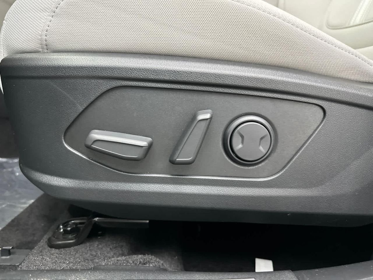 New 2026 Shimmering Silver Hyundai SEL FWD image 10