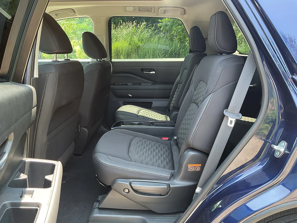 Used 2022 Deep Ocean Blue Pearl Nissan SV image 9