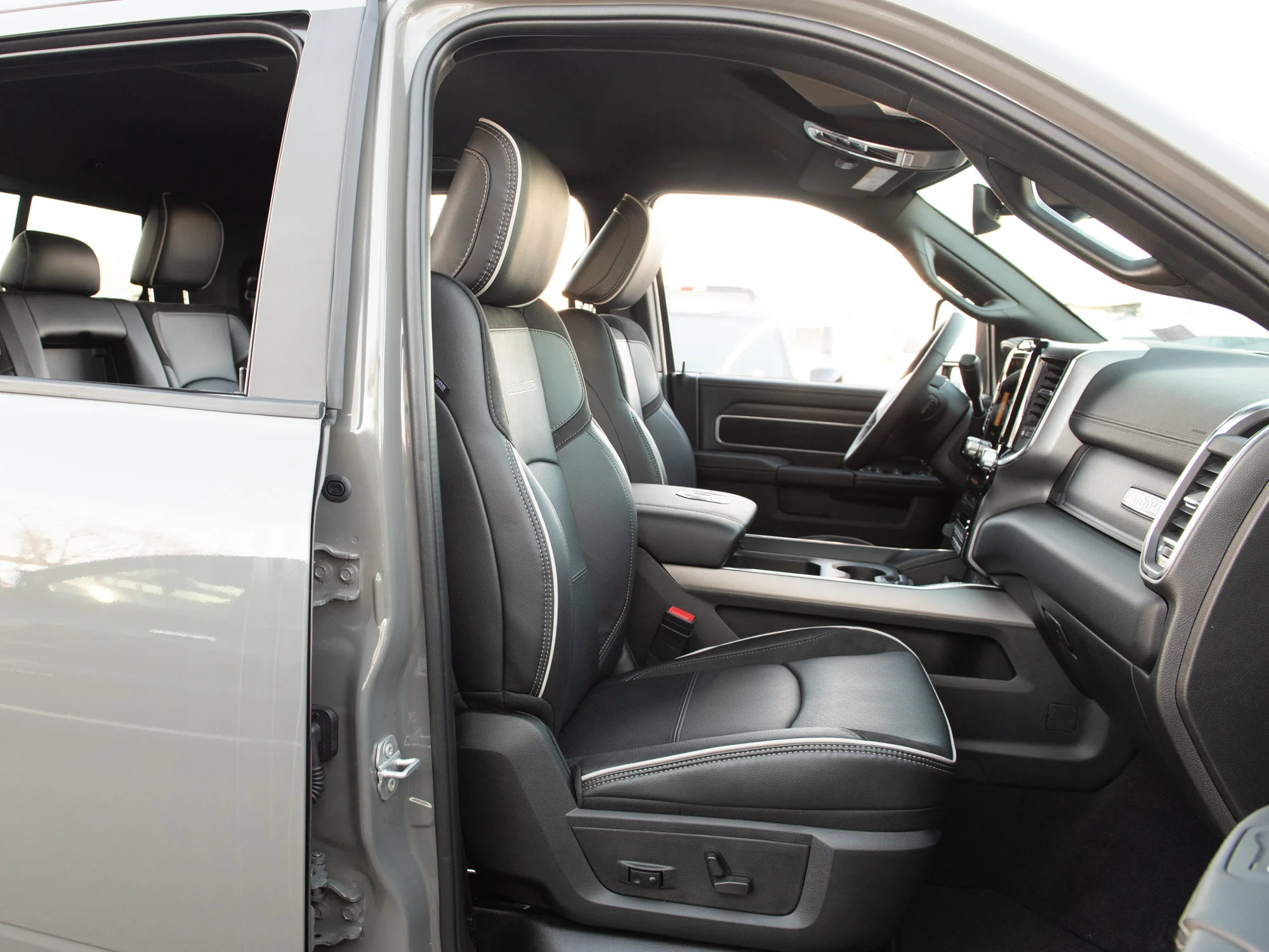 New 2027 Grey RAM Laramie Night* Mega Cab 4x4, Towing Tech Group, Rear Auto-Levelling Air Suspension image 28