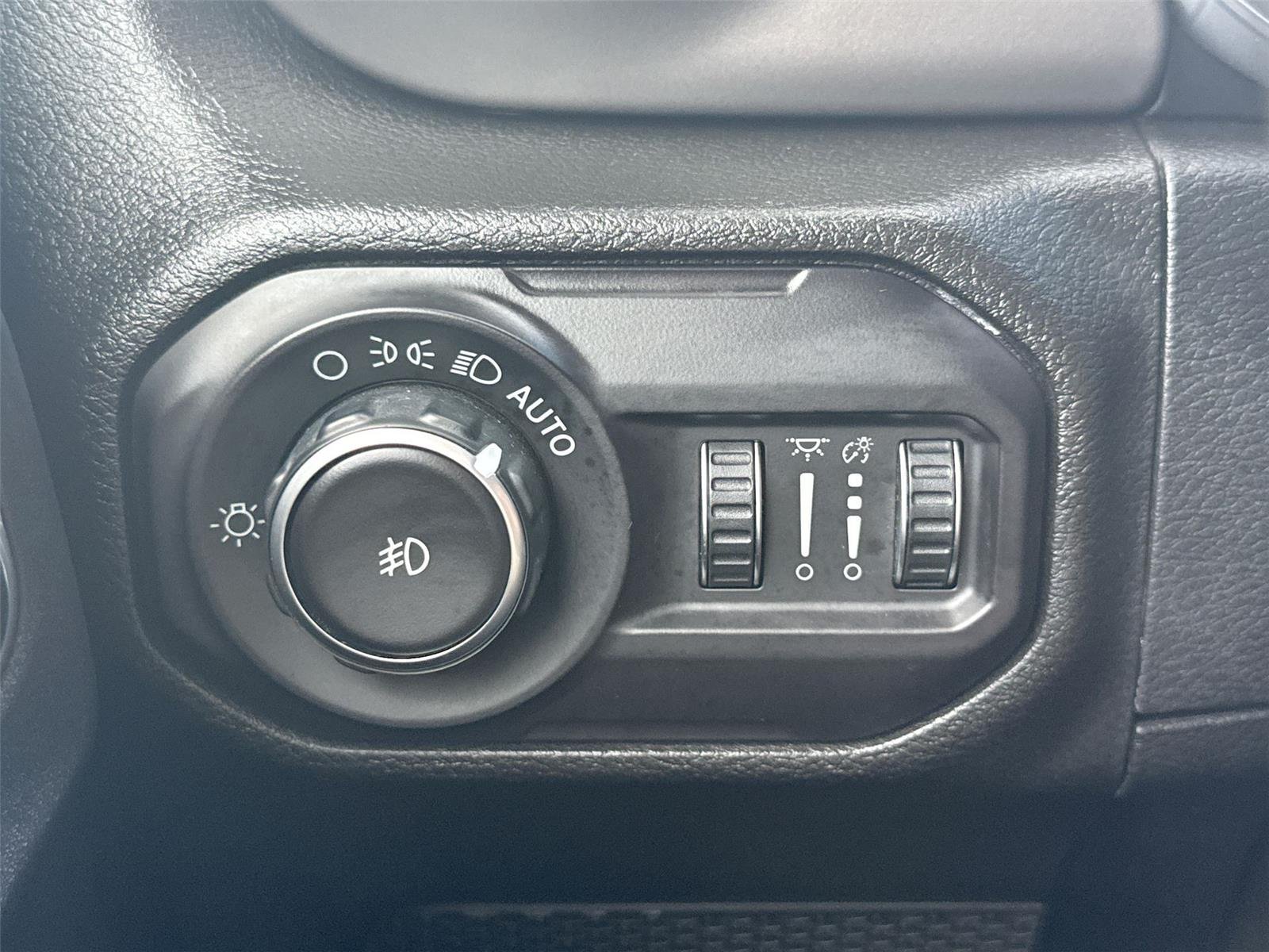 Used 2018 Granite Crystal Metallic Clearcoat Jeep Sport S image 31