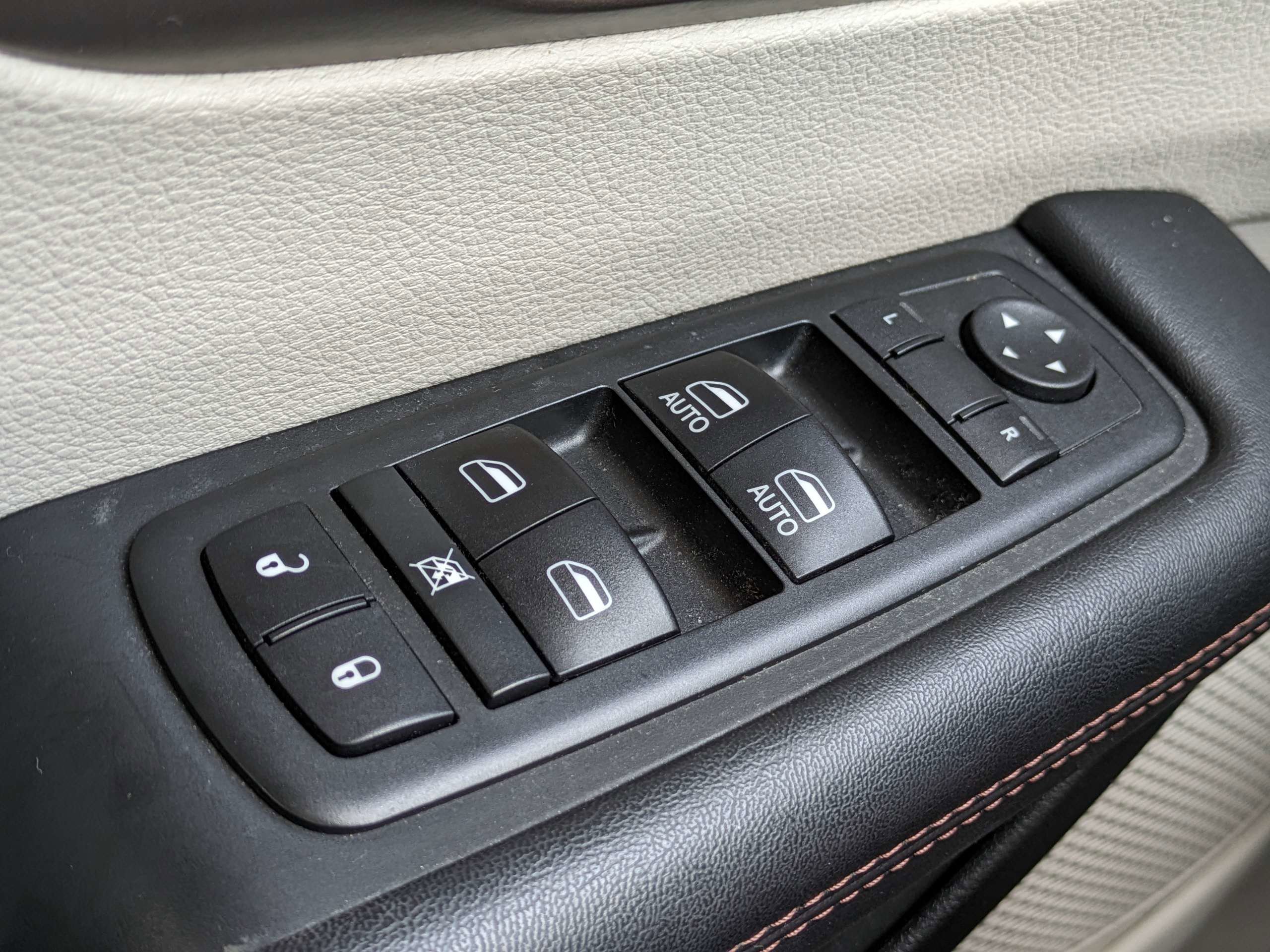 Used 2018 Silver Chrysler Touring L image 27
