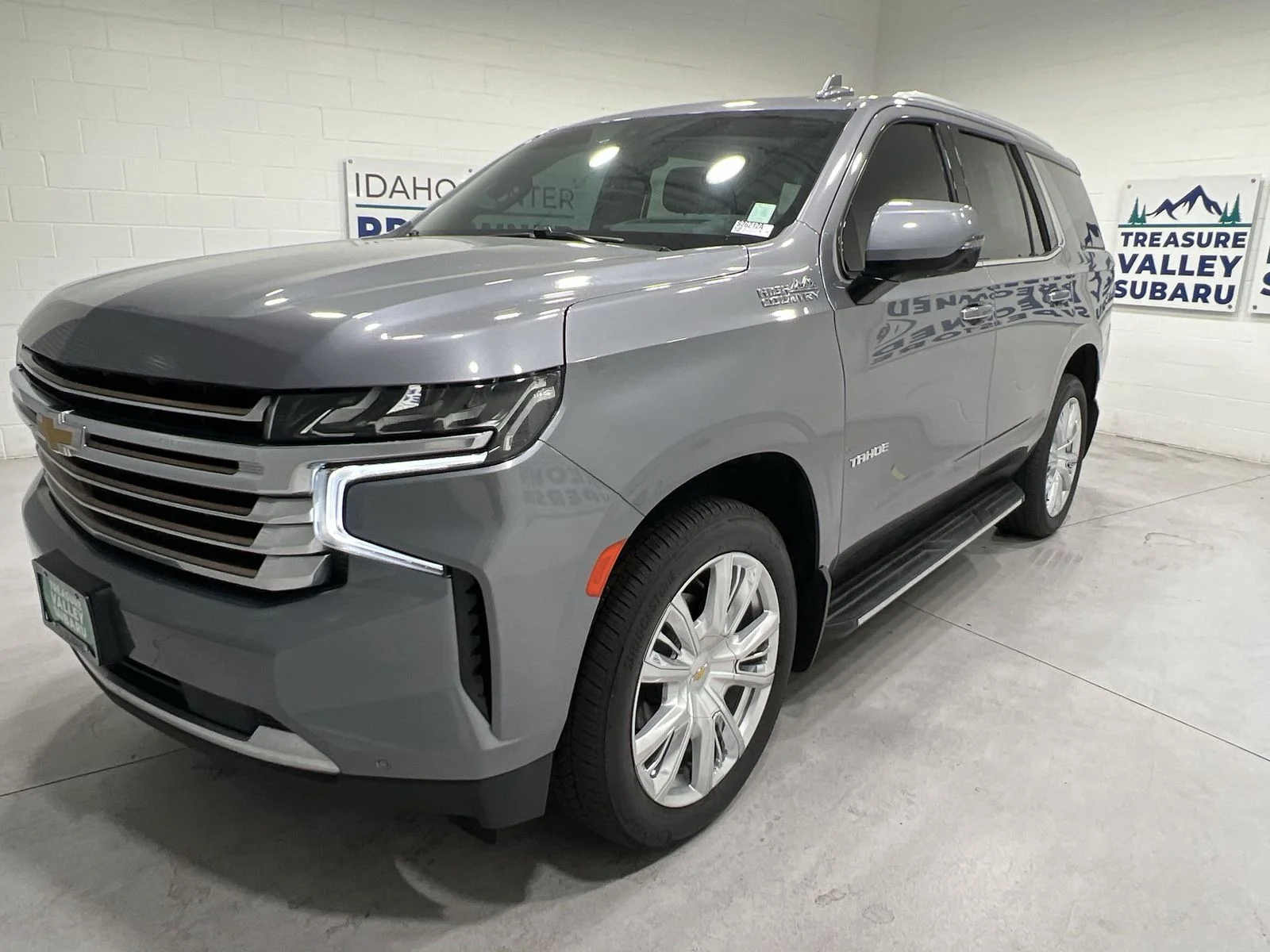 Used 2022 Gray Chevrolet High Country image 4