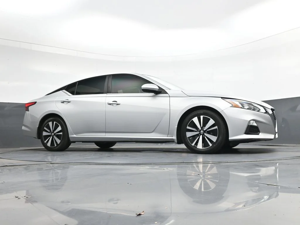Used 2022 Silver Nissan 2.5 SV image 40