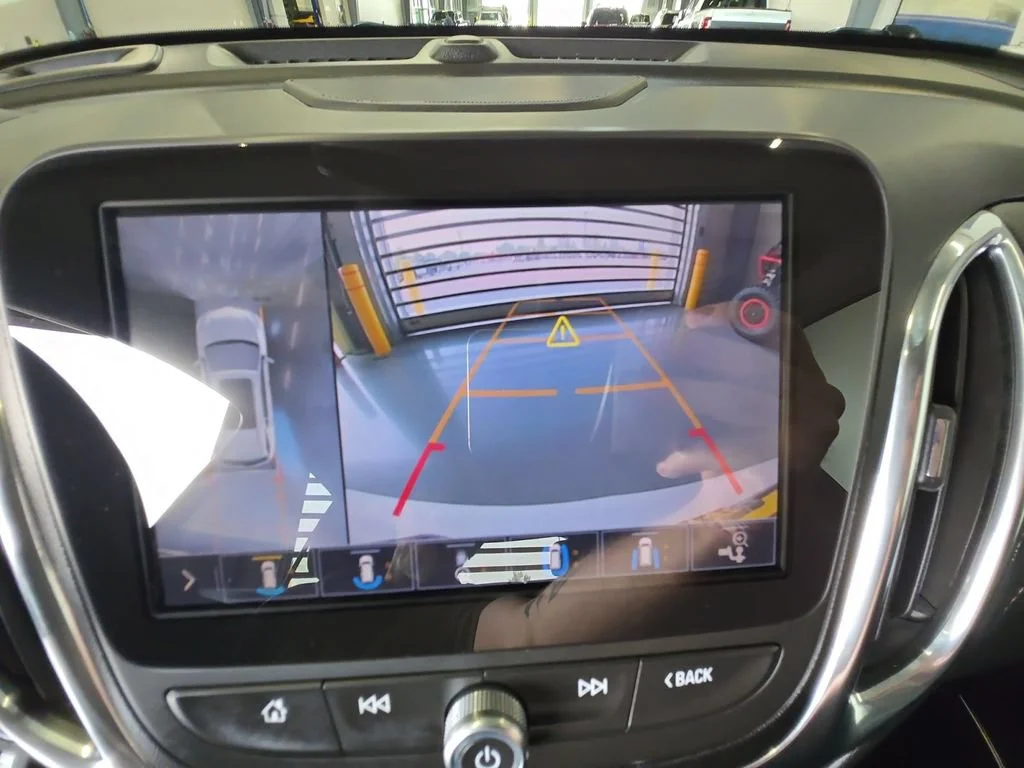 Used 2020 IRIDESCENT PEARL TRICOAT Chevrolet Premier image 16