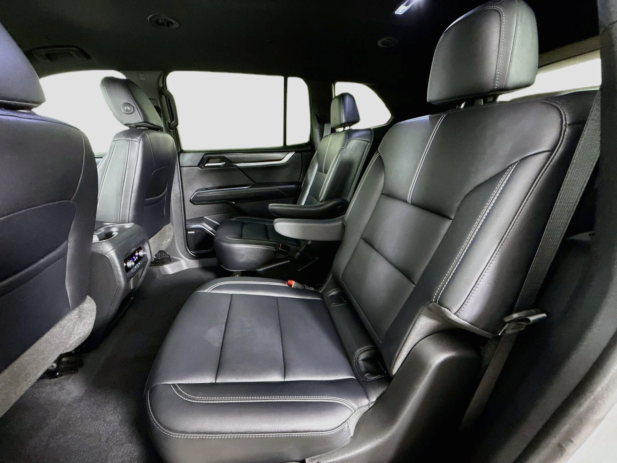 Used 2024 Summit White GMC Elevation image 26
