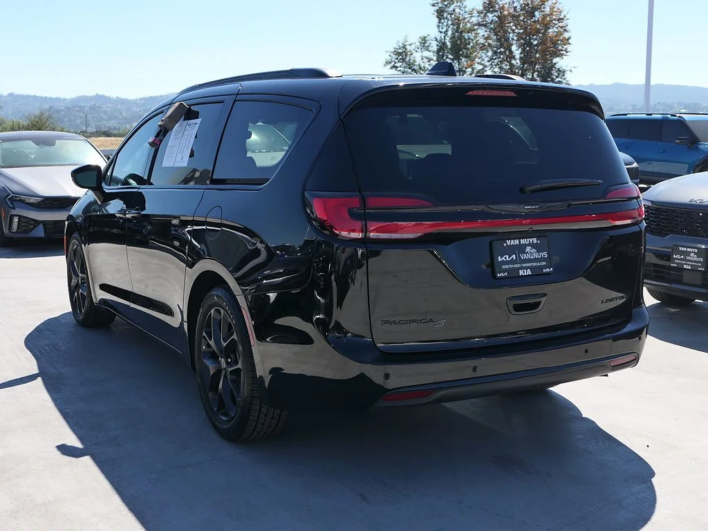 Used 2025 Diamond Black Crystal Pearl Coat Chrysler Limited image 5