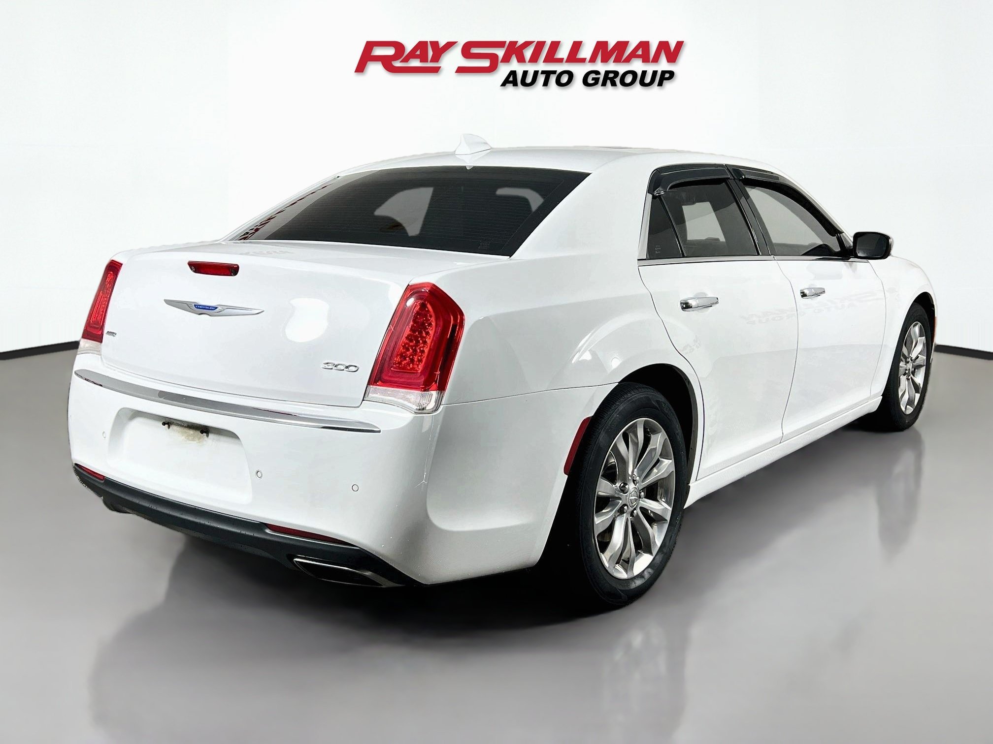 Used 2018 Bright White Clearcoat Chrysler LIMITED image 7