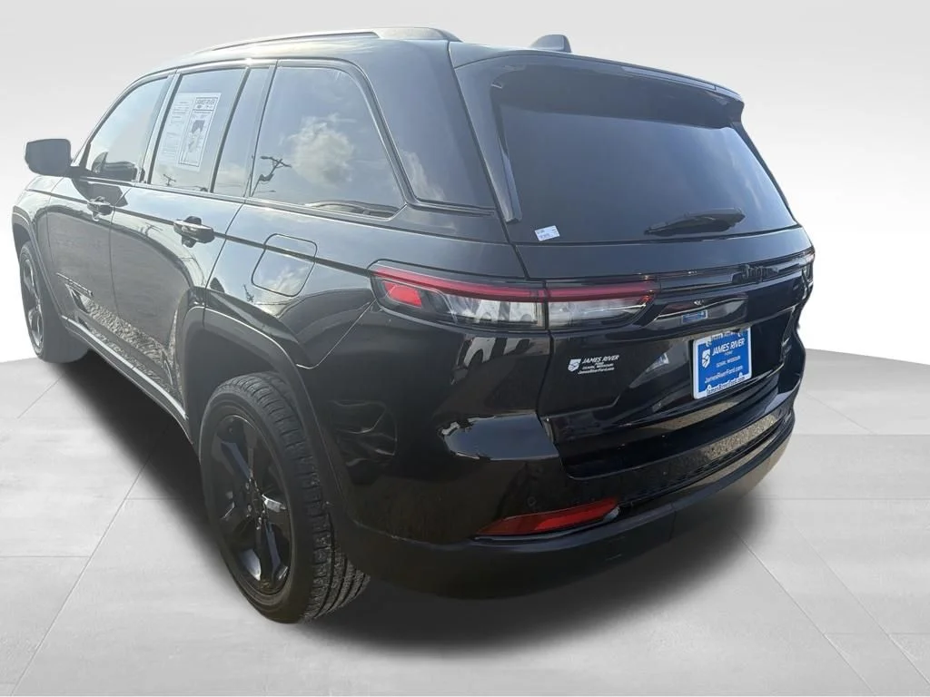 Used 2023 Diamond Black Jeep Limited image 31