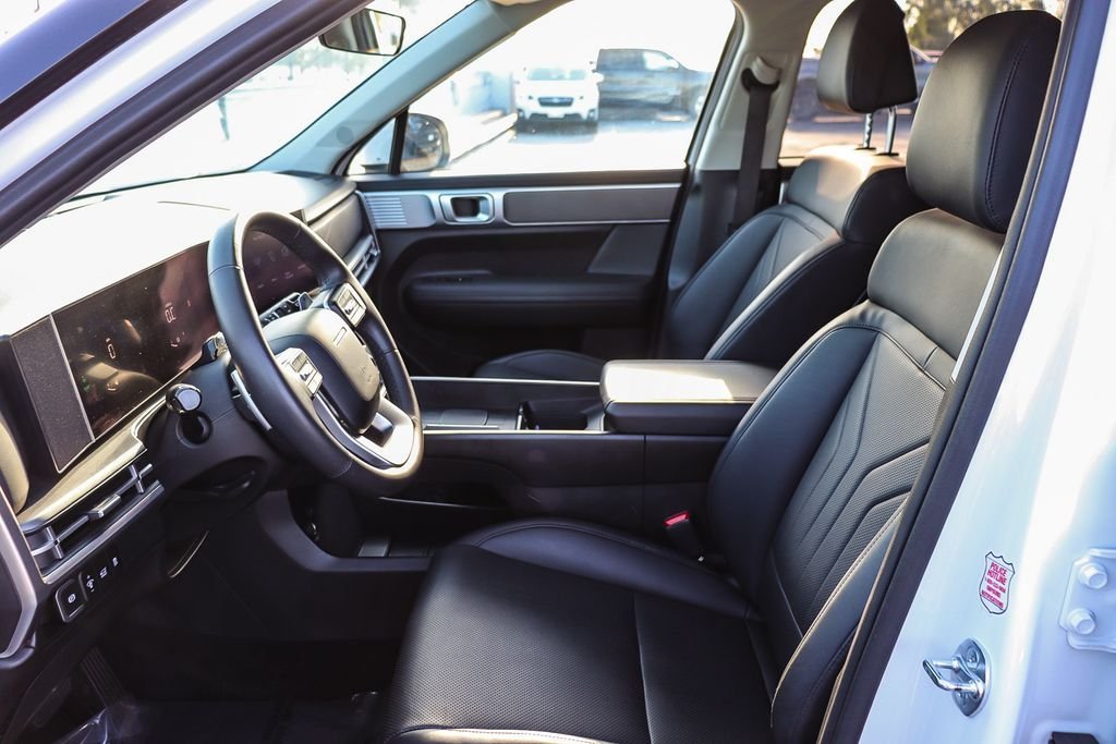 Used 2025 White Hyundai SEL image 19