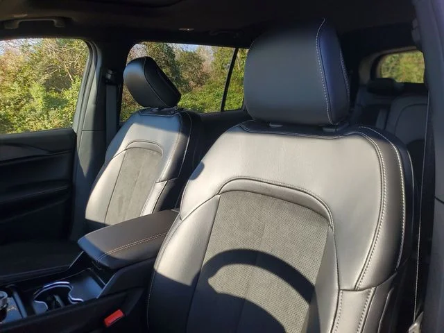 New 2025 Diamond Black Crystal Pearl-Coat Exterior Paint Jeep Altitude X image 15