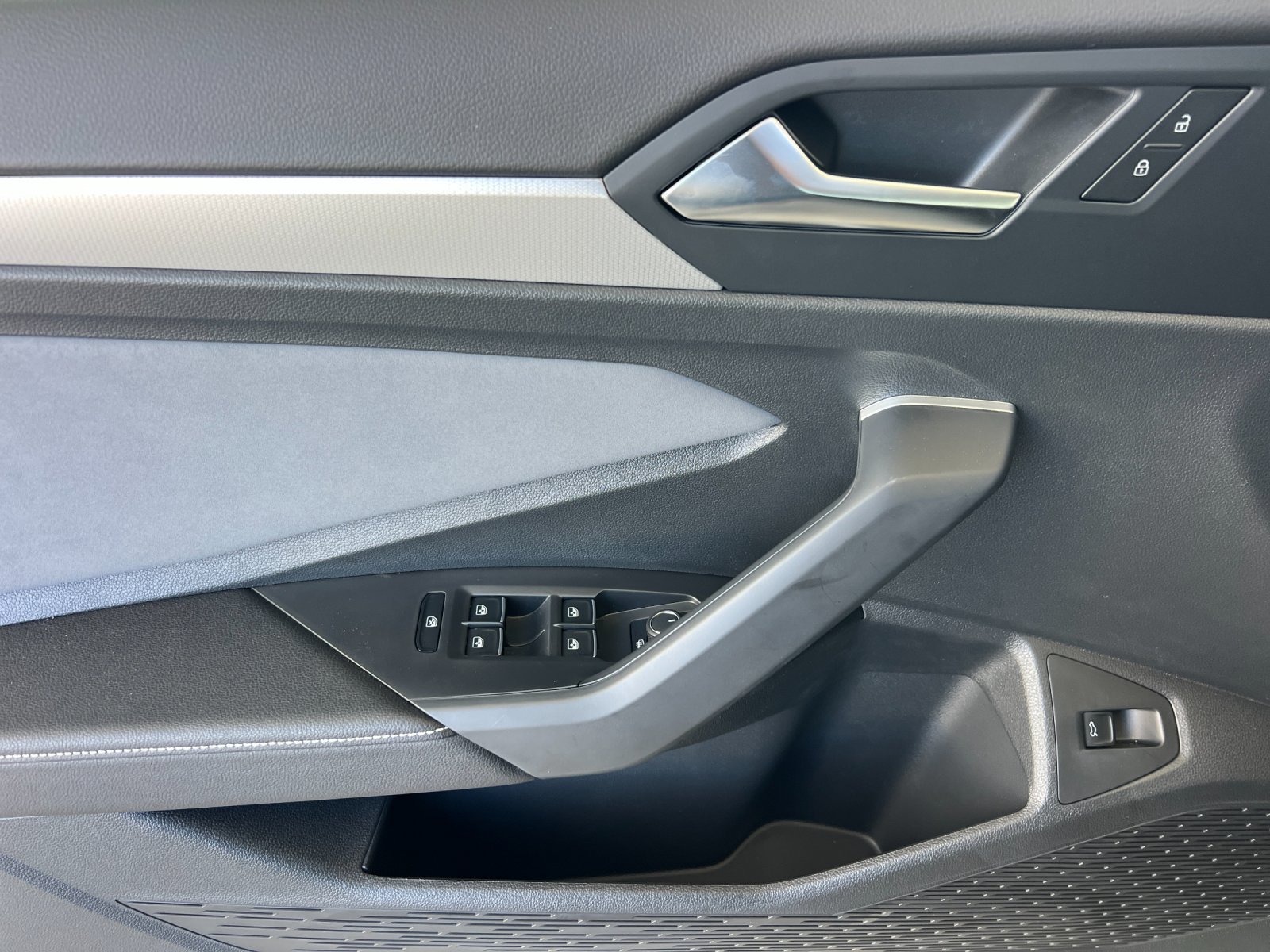New 2026 Platinum Gray Metallic Volkswagen SE image 10