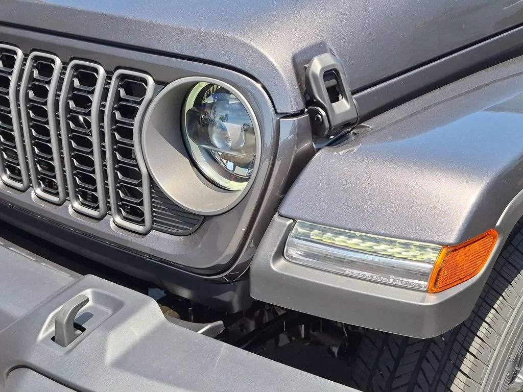 New 2026 Granite Crystal Metallic Clearcoat Jeep Sport S image 9
