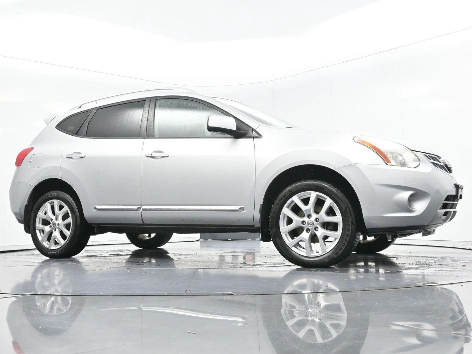 Used 2013 Brilliant Silver Nissan SL image 46
