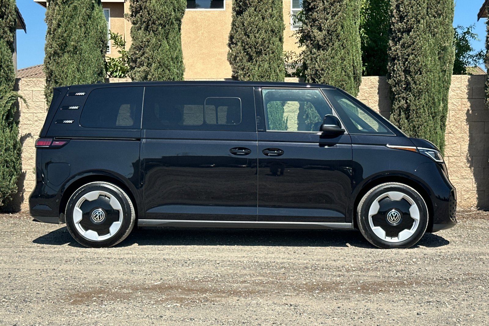 New 2025 Deep Black Pearl Volkswagen Pro S image 3