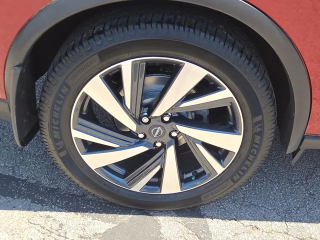 Used 2023 Red Nissan SL image 4