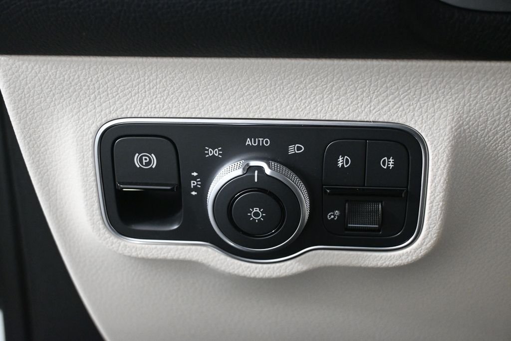 Used 2026 White Mercedes-Benz GLB 250 image 9