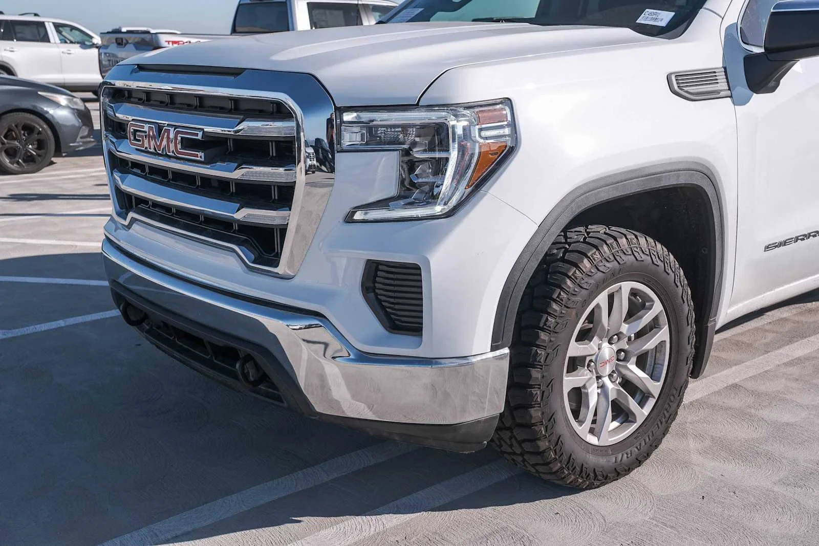 Used 2022 Summit White GMC SLE image 11