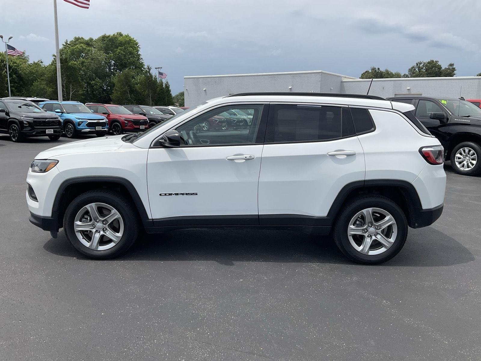 Used 2024 WHITE JEEP LATITUDE 4X4 image 4